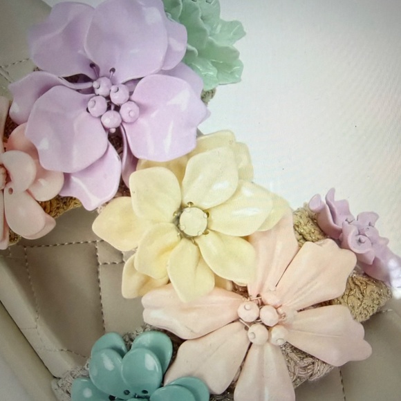 WOW....KURT GEIGER LONDON ORSON FLOWER SANDAL SZ 8.5(US). 39(EU) Orig. $260 - Picture 3 of 14